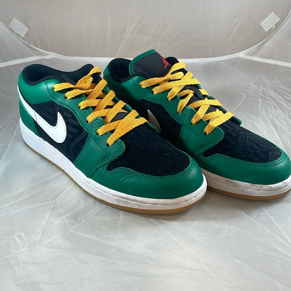 Jordan 1 SE Youth Holiday Special 2022 size 6.5y